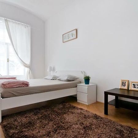 Marvelous Midtown Apartment Вена Экстерьер фото