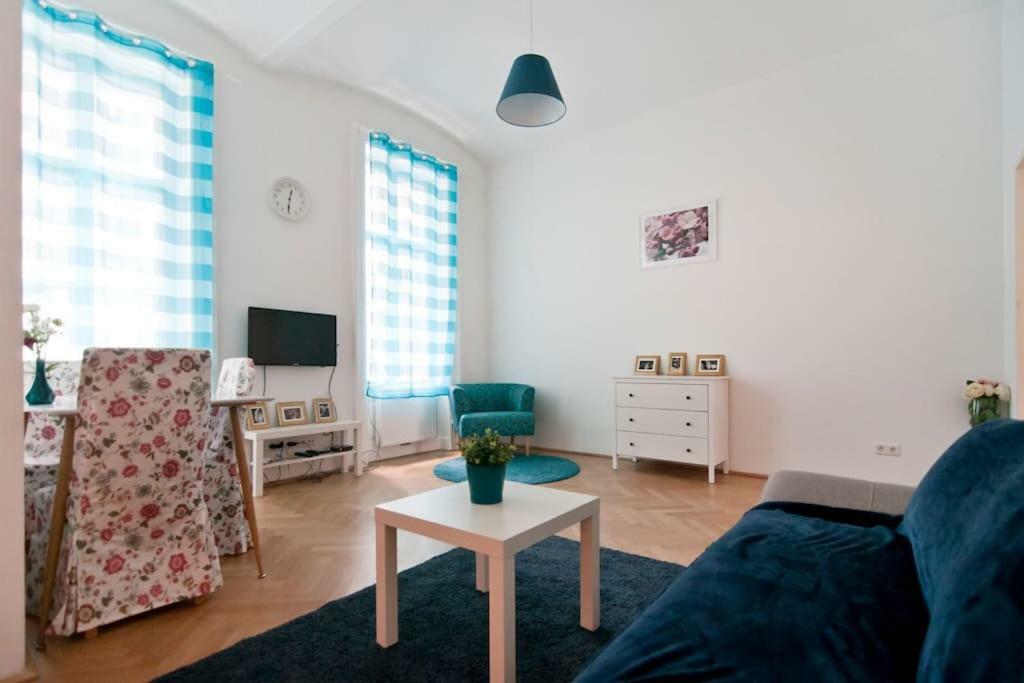 Marvelous Midtown Apartment Вена Экстерьер фото