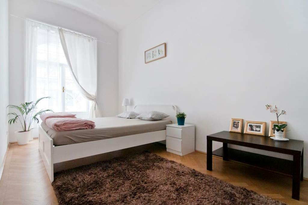 Marvelous Midtown Apartment Вена Экстерьер фото