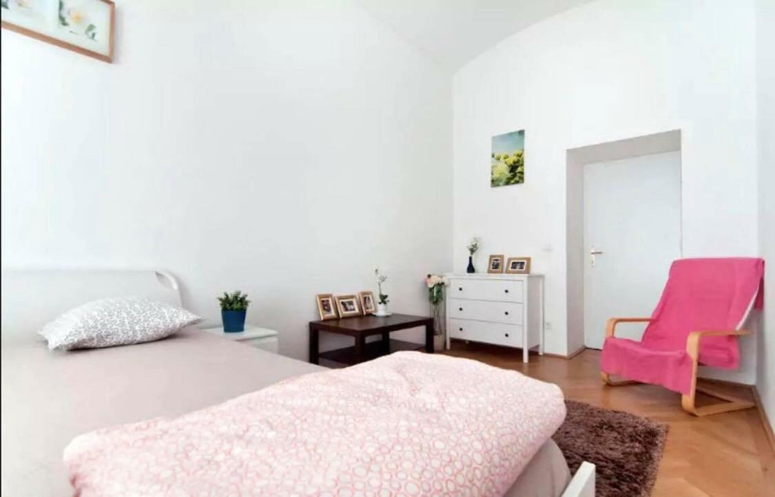 Marvelous Midtown Apartment Вена Экстерьер фото